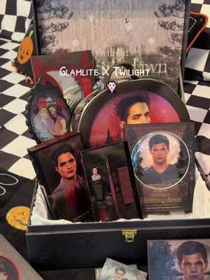 @Glamlite #glamlite #twilight #glamlitecosmetics #cosmetics #makeup #set #glamlitextwilight #breakingdawn #ttshop #tiktokshop #tiktokshopping #lipstick #eyeshadow #highlighter #mirror #cosmeticbag #purse #lipliner #lipgloss #lipkit #edwardcullen #jacobblack #teamedward #teamjacob #tiktokshopsummerturnup #tiktokshopsummersale #tiktokshopbacktoschool #backtoschoolshopping #prbox #ttsthunderbolt #dealsforyoudays #beautytok #beautybestie #tiktokshopcreatorpicks #tiktokshopfinds