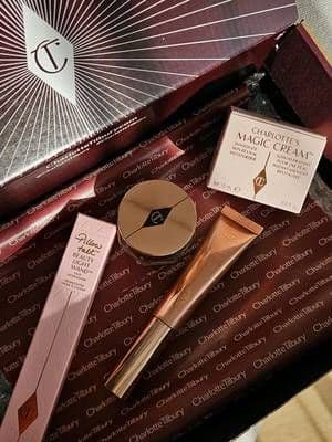 #unboxing @charlottetilbury ▪ The legendary Magic Cream 🤎 ▪ And the iconic Pillow Talk Beauty Light Wand ✨ Get 15% OFF your first order! Promo Code: CT-SOCXL1YYGZ9 Link: click the affiliate link in my bio to shop with the discount! 🥰 #MagicBeautyStars #AD #CharlotteTilbury #BeautyMustHave