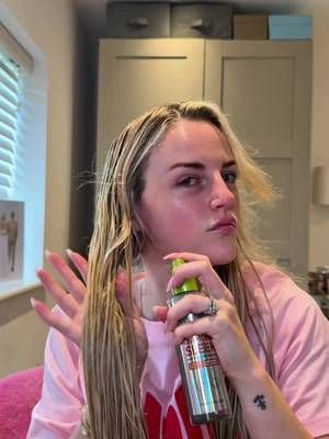 I have noticed a difference since using the @Garnier UK diamond sleek spray, it has made my hair less frizzy with every spray, it is fragranced too which keeps my hair smelling fresh. I’m excited to carry on using it and see how my hair feels after a few weeks. You can see how shiny it is at the end 💚 I will only ever tell you my honest truth about products. #AD #diamondsleekshinespray #garnier #hairtutorials