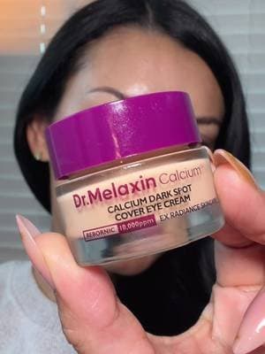 Ojeras oscuras + mirada cansada… este eye cream se volvió un imprescindible en mi rutina 👀✨ Cobertura al instante mientras cuida el contorno de ojos. 💜 @Dr.Melaxin #DrMelaxin #EyeCream #DarkCircles #KBeauty #TikTokShopFinds