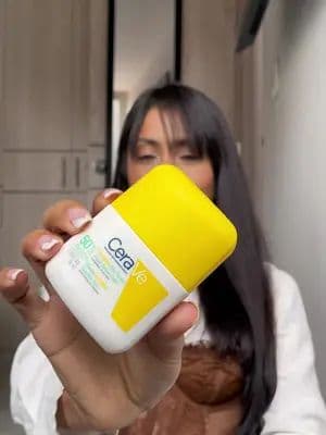 Encontré la nueva protección solar CeraVe y me ha sorprendido muchísimo. ✨ Es una protección solar que resuelve porque tiene una textura ligera con rápida absorción, no deja sensación pesada y se integra muy bien en mi rutina diaria. ☀️💙 Si buscas un protector solar cómodo para usar todos los días, definitivamente vale la pena probarlo. #ProtecciónSolarQueSíQuieresUsar #CeraVeSuncare #publicidad #CeraVeColFM @CeraVe @For_Me