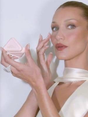 #AD ✨ Okay, I get it 👀 Bella Hadid for Prada Beauty just makes sense 💖 The face, the vibe, that effortless luxury energy. It’s exactly what I think of when I think Prada ✨ @pradabeauty #PRADABEAUTY #MAKEUP #TOUCHOFBELLA #glow_with_ania