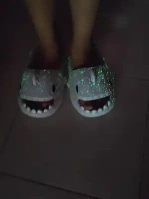 Crocs De Tiburón Con Estrellitas súper geniales, pidelas en el enlace del carrito naranja #tiktokshopregresoaclases #tiktokshop #shoptoker #crocs #tiburon