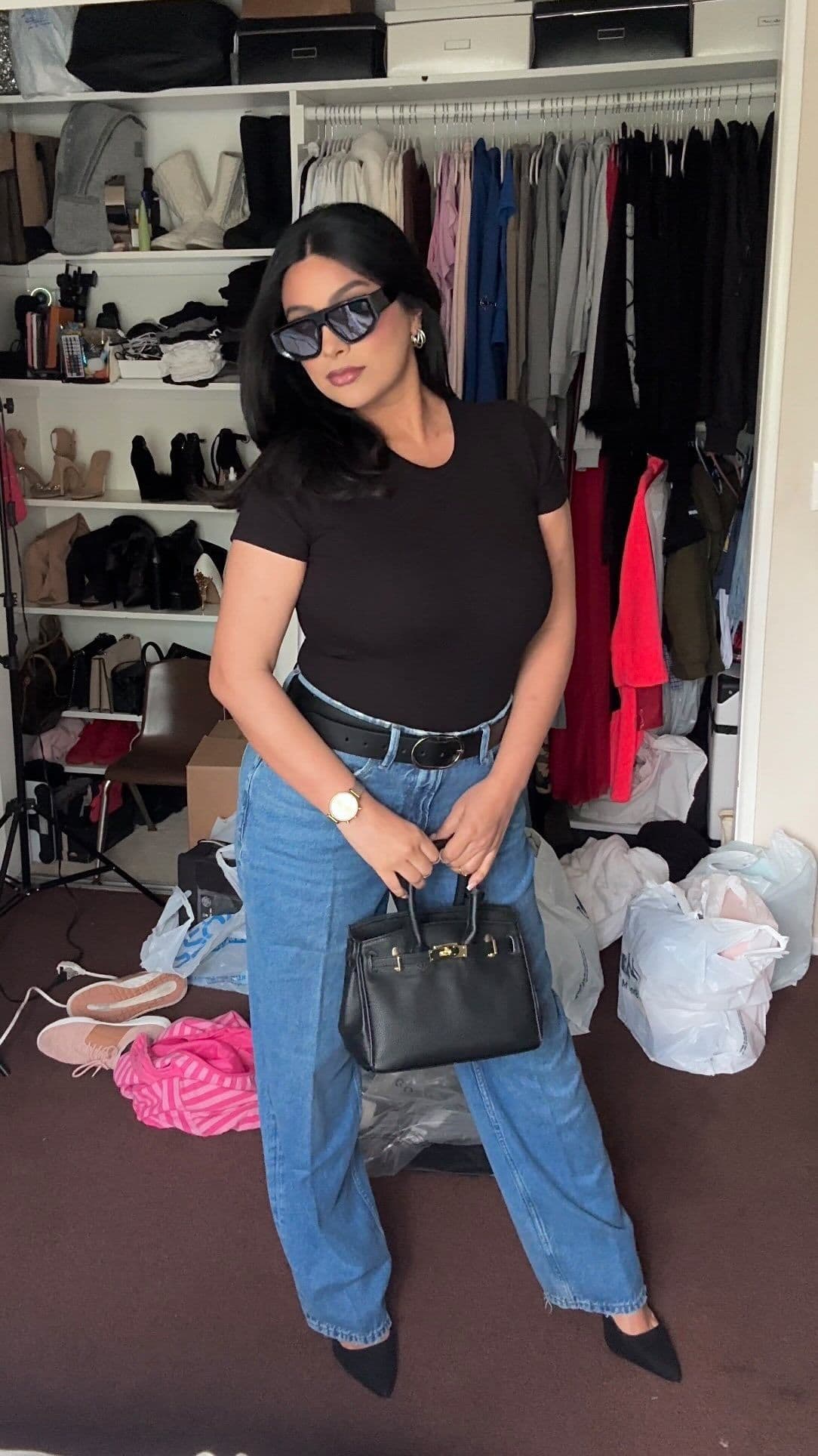90s inspired outfit 🖤🫶🏼
Outfit details:
• Sunglasses @dezi
• Black Bodysuit @goodamerican #gifted - MICRO RIB COTTO
