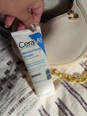 #CeraVePartner #LOrealistar #GiftedByCeraVeMLAD @CeraVe un esencial en mi cartera para rehidratarme durante el dia 🤍