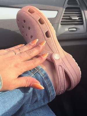 Je pensais vraiment que ce n’était pas pour moi… Et pourtant, depuis que je les ai, elles ne quittent plus mes pieds. 😭 Maintenant, je comprends complètement pourquoi tout le monde en parle. Et toi, tu es team Crocs ou tu résistes encore ? 👀 #crocs #tiktokmademebuyit #chaussures #pourtoi #fyp