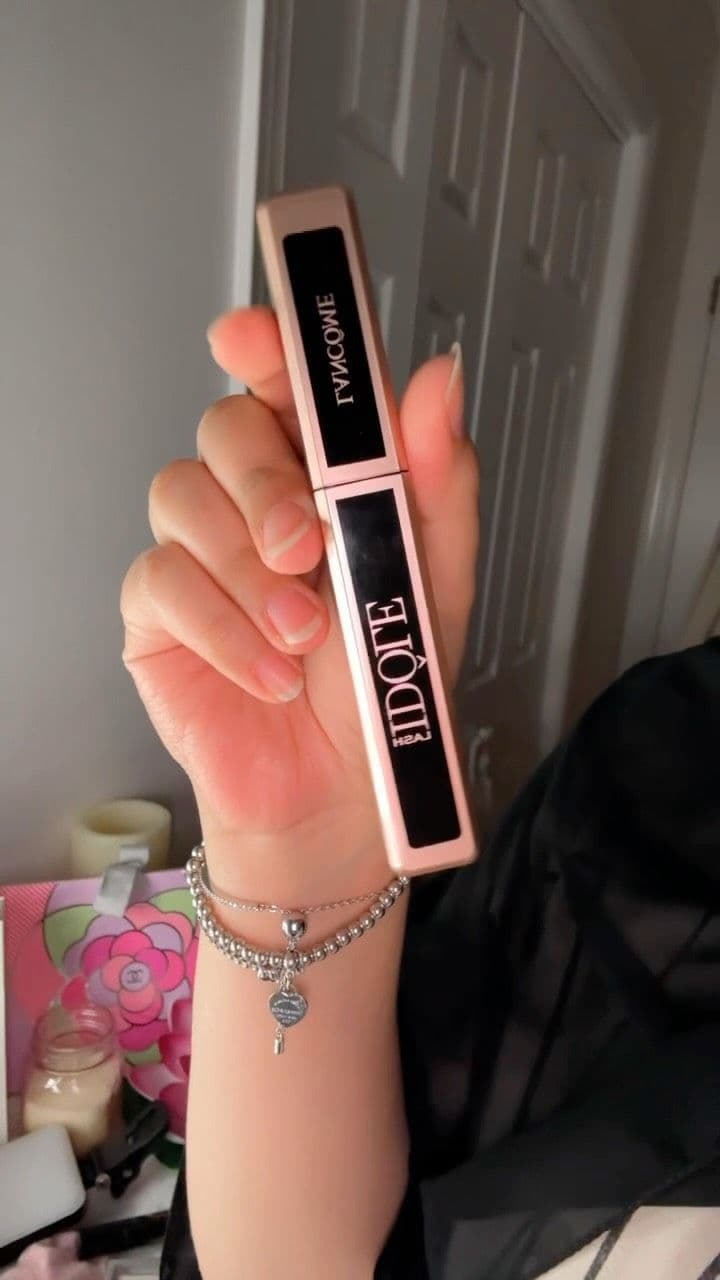 Absolutely in love with this mascara. Holds my lashes up all day 10+ hours and doesnt smudge.
Lightweight and doesnt c