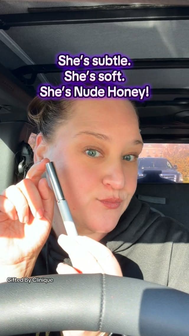 #giftedbyclinique
POV: You’re just a school secretary trying to look put-together during lunch.
@clinique Nude Honey