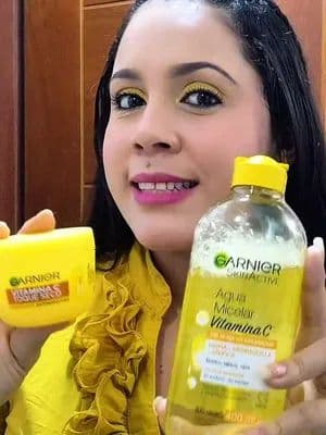 ¿Piel luminosa pero libre de brillo? Sí es posible ✨⭐ Te enseño mi rutina de 2 pasos con Garnier Vitamina C 👇 🍊 Paso 1: Agua Micelar Vitamina C El primer paso infaltable para eliminar maquillaje e impurezas que opacan la piel, dejándola limpia, iluminada y lista para hidratar. ¡Perfecta para usar de día y de noche! 💛 Paso 2: Hidratante Toque Seco ¡Mi parte favorita! Te da 48h de hidratación profunda y 8h de control anti-oleosidad. ¡Su textura y la sensación que deja hacen que se sienta tan fresca como una raspadilla! 🍧 Deja un acabado mate ultra ligero, unifica el tono y nada de sensación pesada. ¿Ya probaste esta combinación? Cuéntame en los comentarios 👇 #GarnierSkincare #FrescoComoRaspadilla #vitaminaC #Publicidad #GarnierFM @For_Me Perú