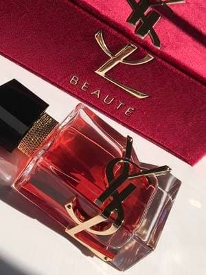 YSL has me fully crushing on the new Libre Berry Crush 🍓 This one just hits different. It still has that iconic Libre DNA, but with a juicy twist. Sweet but not overpowering, sexy yet sophisticated. I immediately pick up the raspberry and lavender with a subtle hint of coconut, layered over those classic notes of the original Libre vanilla, musk, and orange blossom. I honestly haven’t been able to stop wearing it—it’s that good. Definitely a date-night scent for me. So. Delicious. 🤍✨ @YSL Beauty #YSLBeauty #YSLLibre #BerryFragrance #giftedbyyslbeauty #BerryCrush