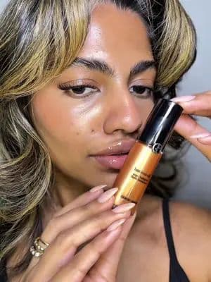 Achieve a radiant glow with @Armani beauty Luminous Silk Acqua Highlighter in 02 Stellar. This water-based formula blends seamlessly, enhancing your skin’s natural light with a pearly sheen. Infused with niacinamide, it not only illuminates but also smooths and brightens your complexion over time. Suitable for all skin types, it offers versatile application for both subtle and intense looks. #ArmaniBeauty #LuminousSilk #GlowUp #highlighter #giftedbyarmani