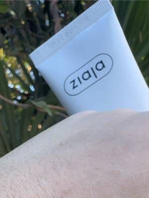 Dry hands? Not on my watch 💦 This Ziaja hand cream is a total game changer. Velvety texture, nourishing ceramides, and a subtle scent that leaves your skin feeling pampered and protected. I’ve been using it daily and my hands have never felt softer. No greasiness, just pure comfort. Vegan friendly, budget friendly, skin friendly Use my code ANIA10 for 10% off and treat your hands to something lovely ✨ @ziaja #Ziaja #ZiajaSkincare #HandCreamLover #WinterSkinSaviour #Glow_with_Ania #BrandAmbassador #SkincareRoutine #VeganBeauty #CrueltyFreeCare #AffordableSkincare