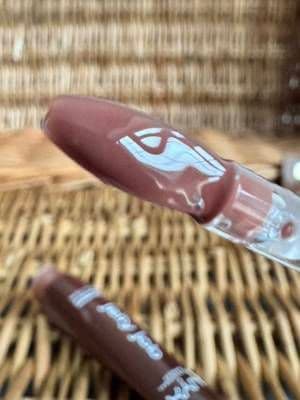 Satisfying textures always get me ๐ค The Jelly Job applicator is so soft and flexible, and I love the glossy, smooth finish it gives. Super easy to apply and feels comfortable on the lips. Definitely one of those oddly satisfying products to use โจ @nyxcosmetics_uk #AD #LorealistarUK #nyxcosmetics #JellyJobSpatulaSpotlight #glow_with_ania