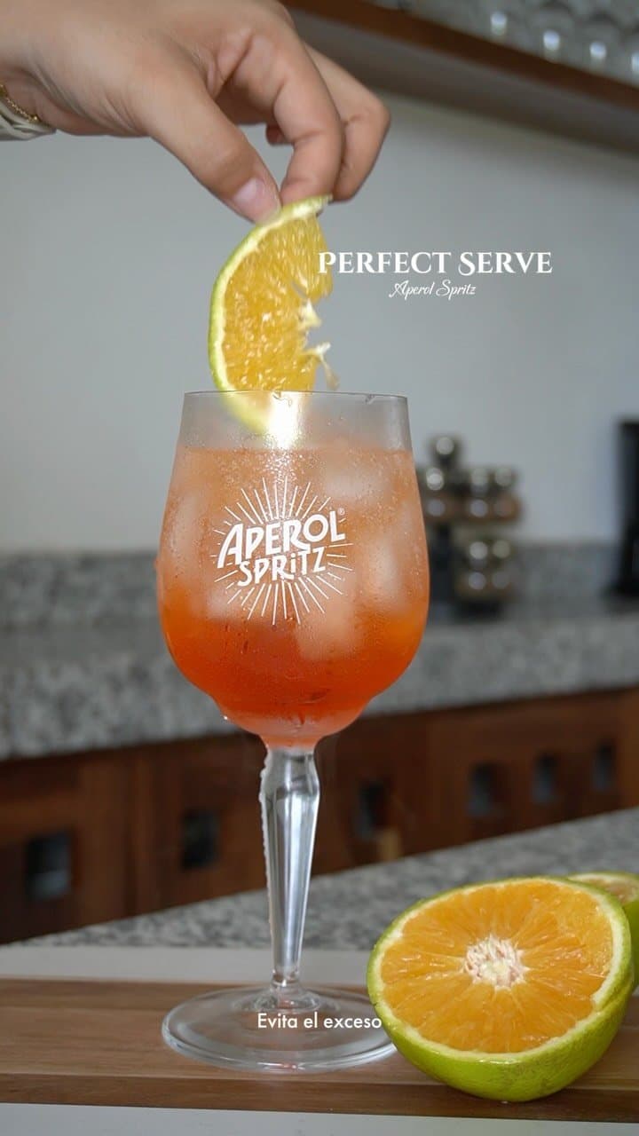 Hay momentos que se disfrutan más cuando se comparten 🧡✨
Un Aperol Spritz, buena compañía y ese mood de verano que conv