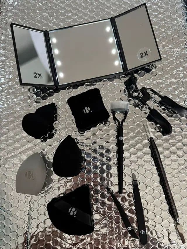 Blending sponges, powder puffs, tweezers, brow tools and a light up mirror. All practical pieces I actually reach for when doing my makeup. Simple, well made and easy to use, exactly what I want from my tools. @Superdrug #AD #Gifted #superdrugcustomercommunity #glow_with_ania #beautytools