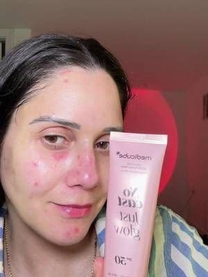 Se absorbe rápidamente y funciona como imprimación para una base de maquillaje suave y natural o da un brillo saludable a la piel desnuda. Colágeno y péptidos: Colágeno y péptidos infundidos con para una piel más firme y radiante. #tiktokshop#tiktocreator#medicube#protectorsolar#skimcareroutine @medicube global