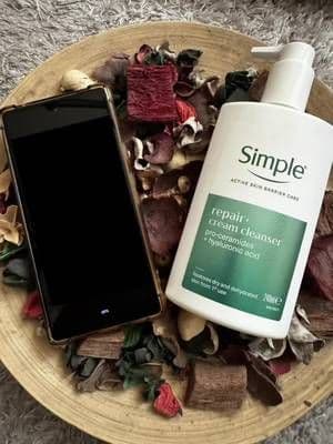 Gentle, clean, perfect ✨ My fave Simple Cleanser! #SIMPLESQUADUK #SIMPLESQUADFAVES #AD @SimpleSkincareUK