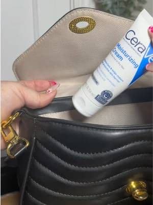 Siempre llevo mis básicos conmigo, y este no puede faltar en mi bolso. 💙 @CeraVe #CeraVePartner #LOrealistar #GiftedByCeraVeMLAD