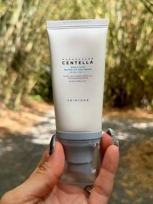 El miedo al white cast es real. Luz natural, sin filtro, mira cómo se funde este bloqueador solar de Skin1004. Skin1004 Madagascar Centella Hyalu-Cica Water-Fit Sun Serum SPF50+ PA++++ #ad #creatorsearchinsights #BrillaConSKIN1004 #protectorsolar #puertorico @SKIN1004 US