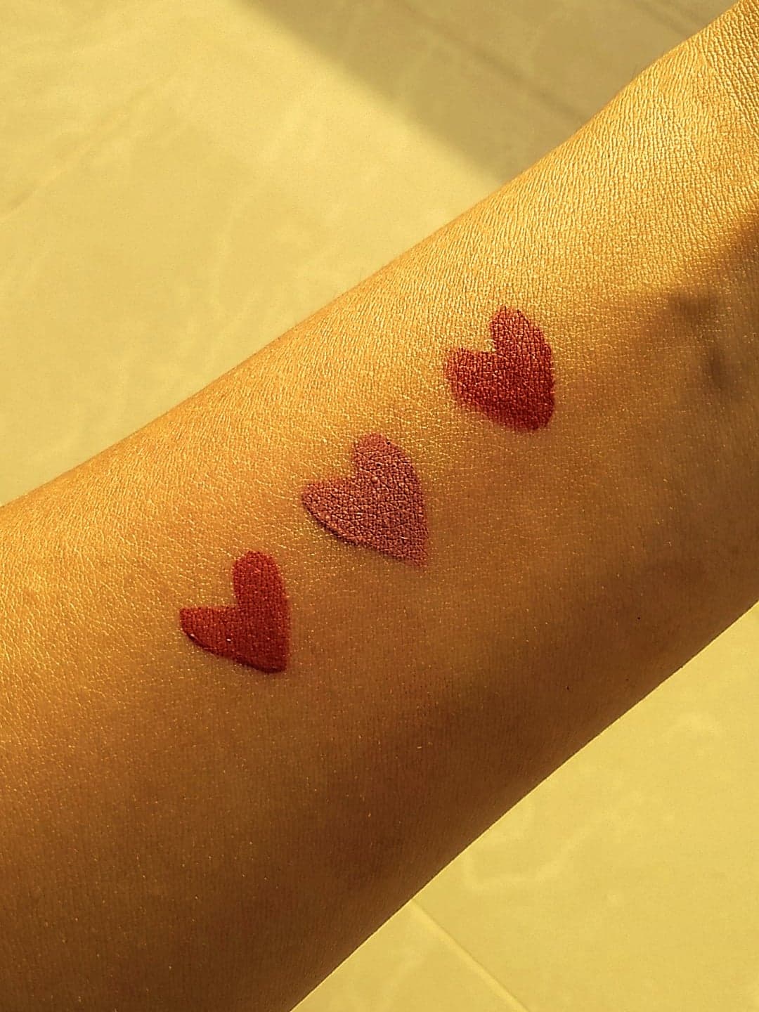 Esta es mi experiencia poniendo a prueba los labiales Colorfix 36h duo tattoo de Ésika durante todo un día✨ La verdad es que son super duraderos, no se sienten en los labios durante el dia y aguantan una jornada diaria sin problemas ya sea que estes comiendo tomando una bebida no se va a mover ni trasferir. @formetips_pe @esika.oficial @formetipsips #DuoTattooForMePe #duotattooesika #duotattoo #esika #lipstick #beauty #fashion #lifestyle #review #crueltyfree #crueltyfreebeauty