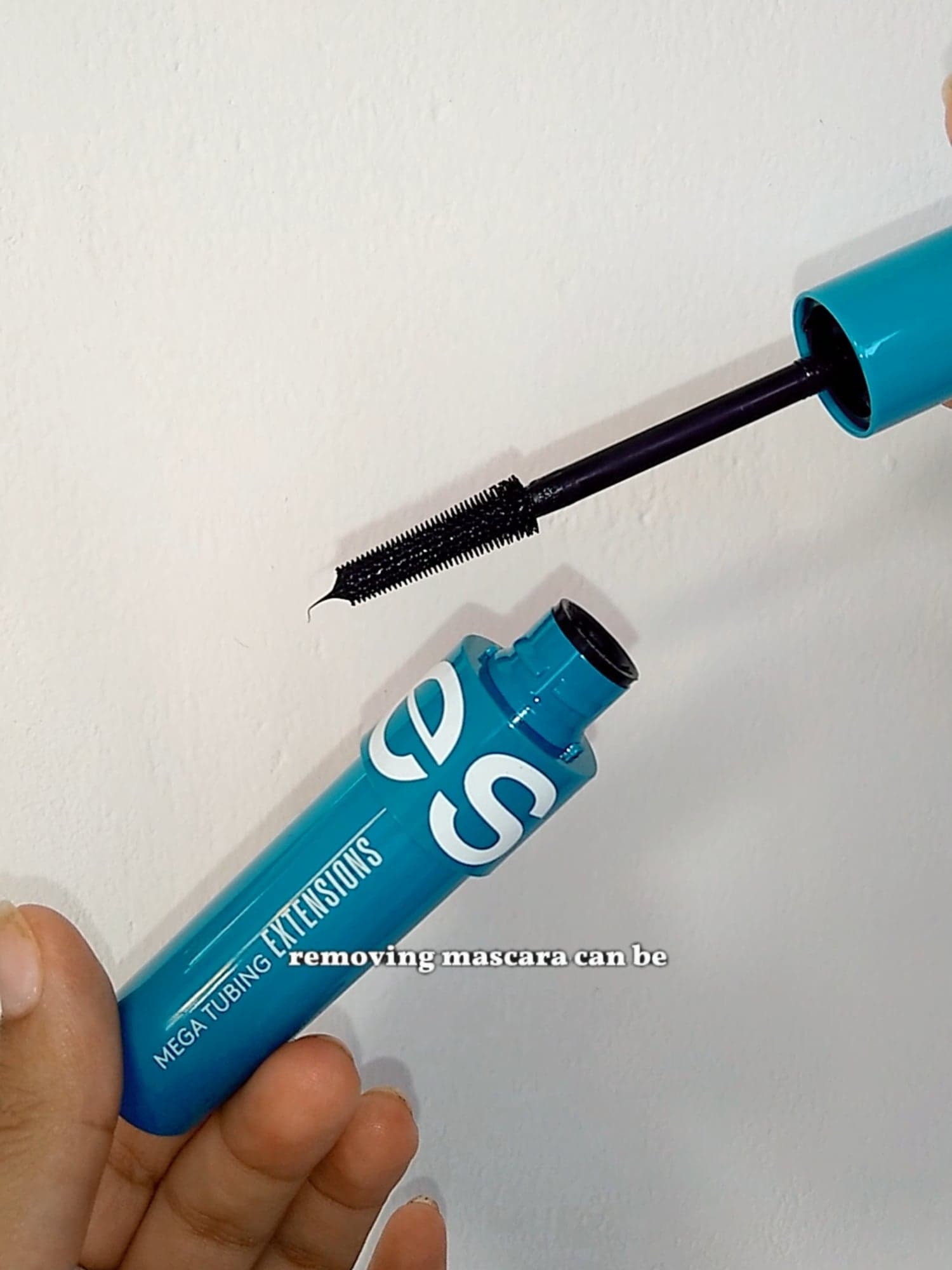 ✨ ¿FUNCIONA la Mega Tubing Extensions de Ésika? ✨ La probé y aquí te cuento lo bueno y lo malo: ✔️ Alarga y separa las pestañas 😍 ✔️ Se retira fácil, sin maltratar 👏 ✔️ Es resistente, pero no 100% waterproof 💧 ❌ No mantiene el rizo por mucho tiempo 🤔 🔎 ¿La recomiendo? SÍ, si buscas pestañas largas, ligeras y definidas. 🎁 Gracias @esika.oficial por el cosmetiquero hermoso 💕 💬 ¿Quieren que la pruebe por 24 horas? ¡Díganmelo en los comentarios! #MegaTubingExtensions #esika #Review #MascaraDePestañas #Lashes #Makeup #Beauty